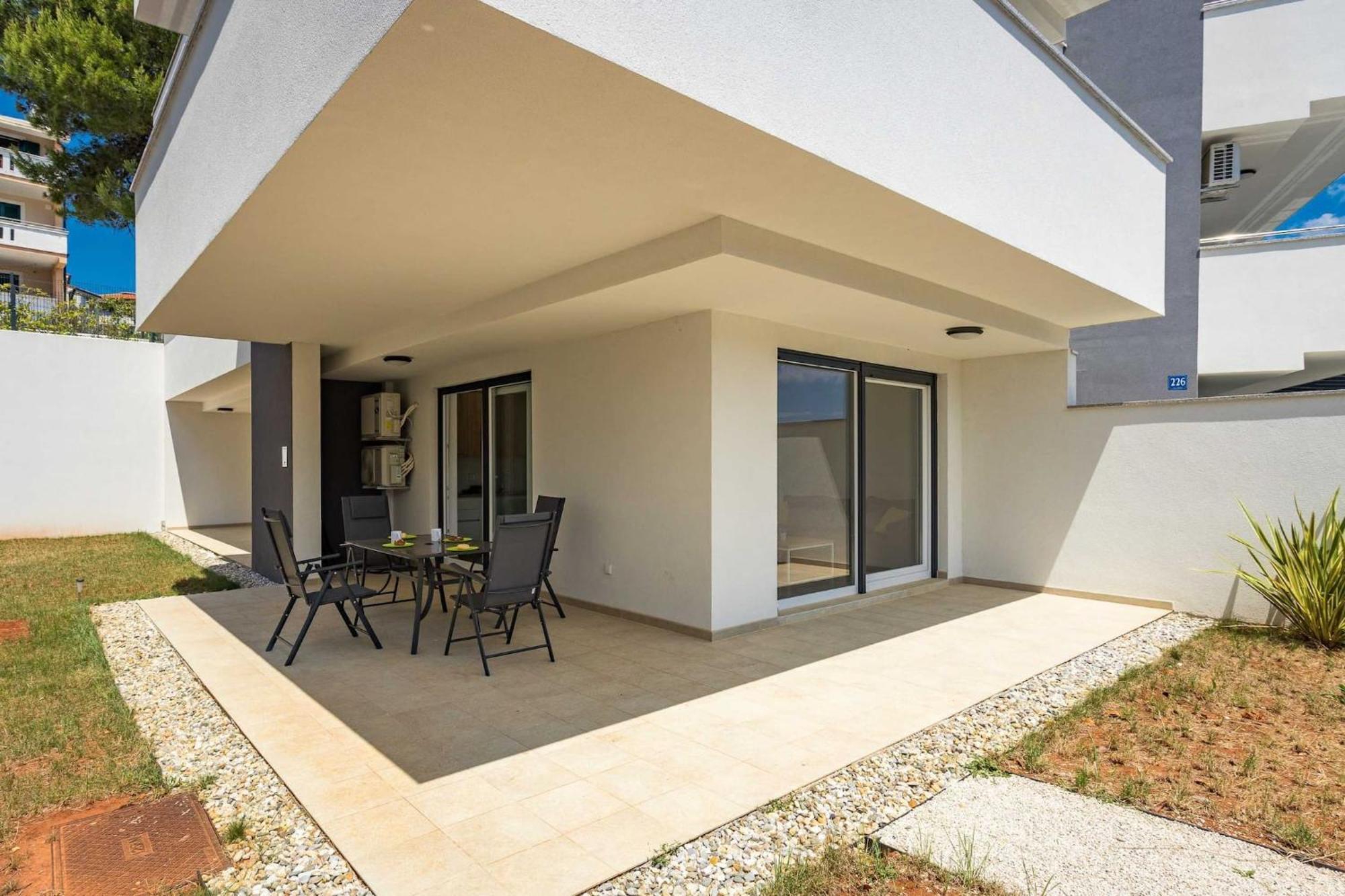 Apartments At Villa Frida Premantura Exterior foto